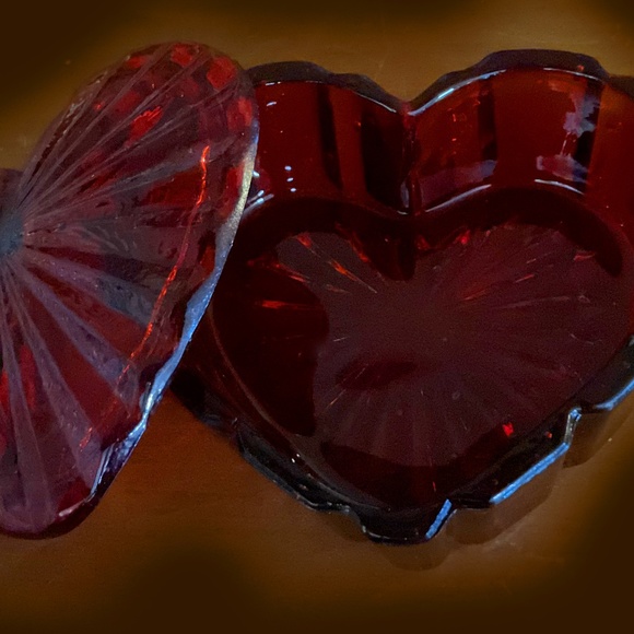 Vintage Small Red Glass Heart Trinket Box, Jewelry box - Picture 5 of 6